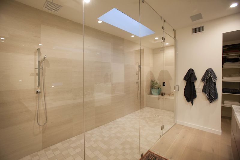 Koupelna hlavní ložnice (stejně, jako ostatní koupelny v domě) postrádá vanu. Místno ní nabízí dlouhou sprchovou zónu se sprchou zvláš´t pro ženu a pro muže.