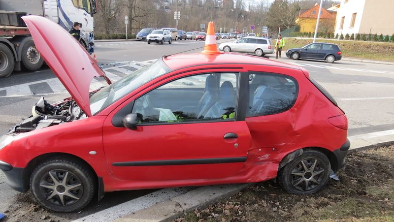 Při nehodě v Českém Krumlově se zranila řidička a spolujezdec z peugeotu. Jejich vůz odmrštil řidič fabie přímo pod kamión.