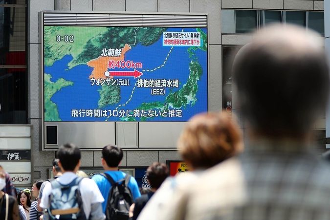 Japonci v Osace sledují zprávy o severokorejském raketovém testu 