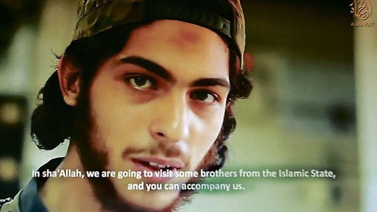Tarik S. na záběru z videa Islámského státu