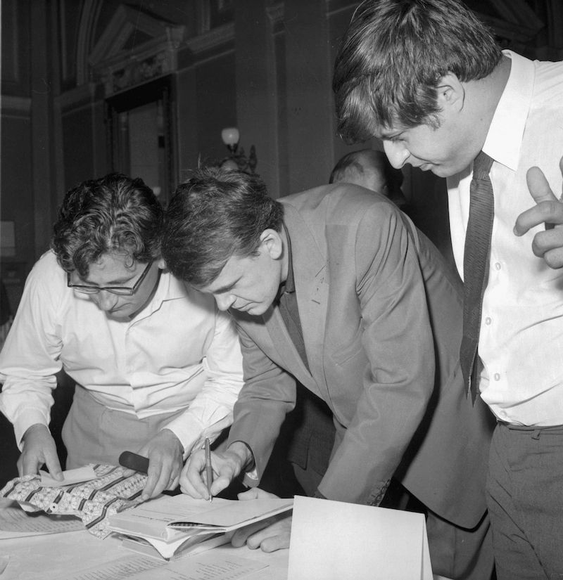 Zleva Ludvík Vaculík, Milan Kundera a Ivan Klíma na IV. sjezdu Svazu československých spisovatelů v roce 1967