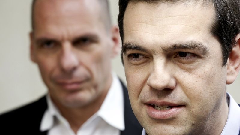 Řecký premiér Alexis Tsipras s nyní už bývalým ministrem financí Janisem Varufakisem (v pozadí).