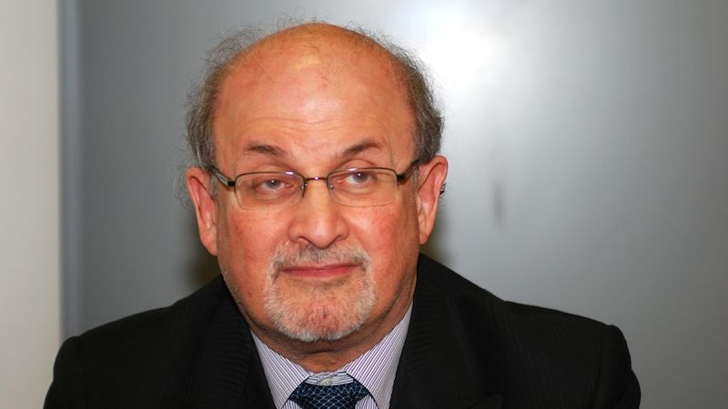 Spisovatel Salman Rushdie se zabývá dobrem a zlem v člověku.