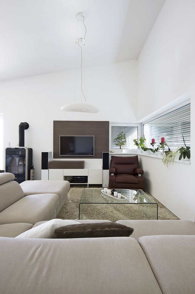 Součástí hlavního obytného prostoru je i pohodlné sezení v obývací části s výhledem na přístupovou cestu na pozemek.
