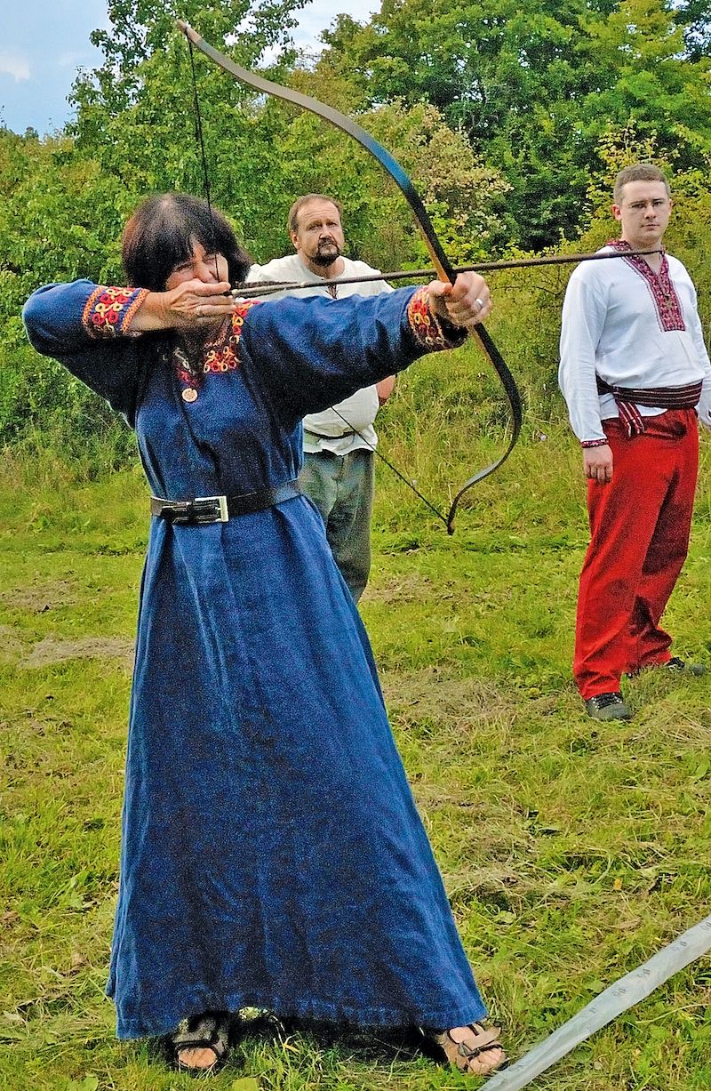 Na slavnostech letních dožínek, jež Rodná víra pořádá, se konají také závody v lukostřelbě. Slované totiž byli vynikajícími lučištníky.