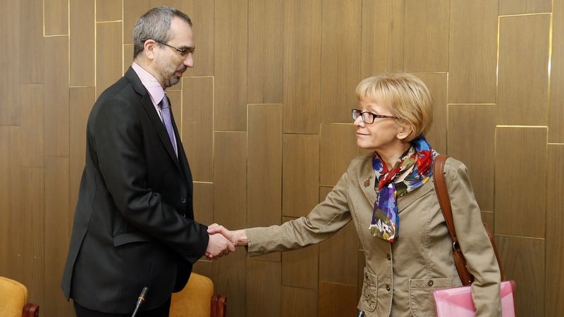 Předseda bezpečnostního výboru Roman Váňa (ČSSD) s členkou výboru Helenou Válkovou (ANO)