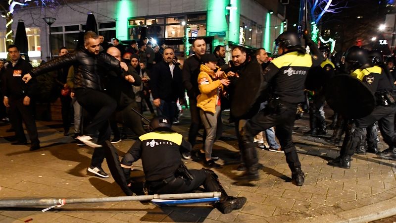 Střety policie a demonstrantů poblíž tureckéh konzulátu v Rotterdamu