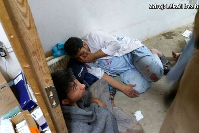 BEZ KOMENTÁŘE: Tálibán si z bombardované nemocnice udělal živý štít, tvrdí afghánské úřady