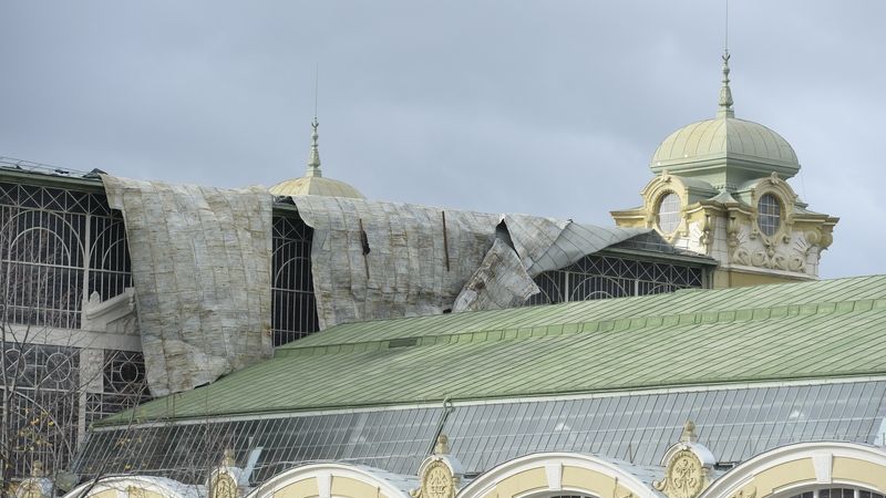 Silný vítr uvolnil kus střechy Průmyslového paláce na pražském Výstavišti.