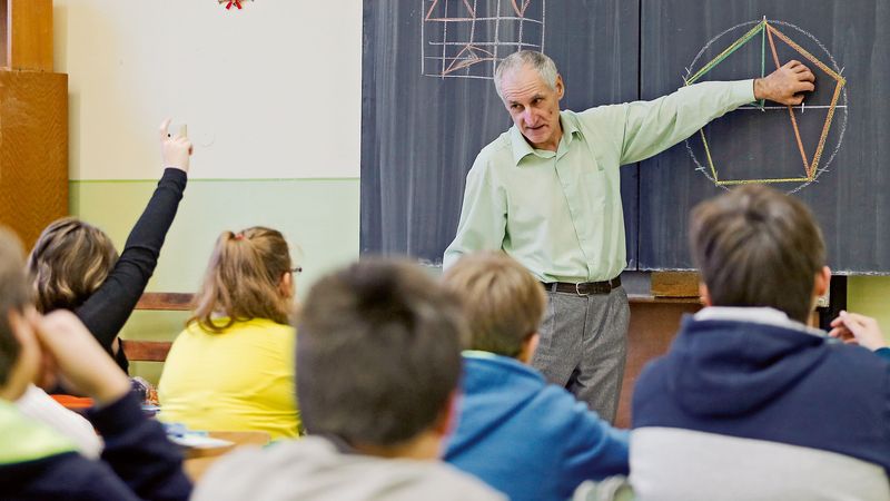 František Jáchim učí matematiku tak, aby děti zaujal. „V poslední době je to ale čím dál obtížnější,“ přiznává učitel s téměř čtyřicetiletou praxí.