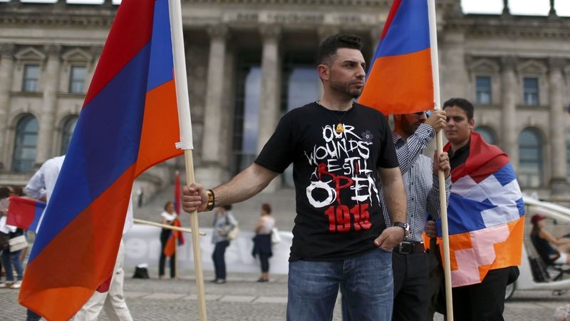 Příznivci rezoluce s arménskými vlajkami. 
