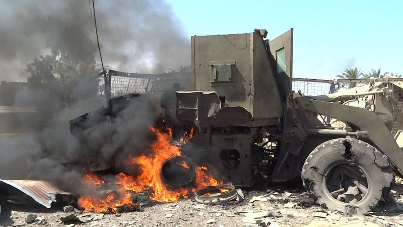 Fotografie zničeného iráckého vozidla u Fallúdži, kterou zveřejnili radikálové 