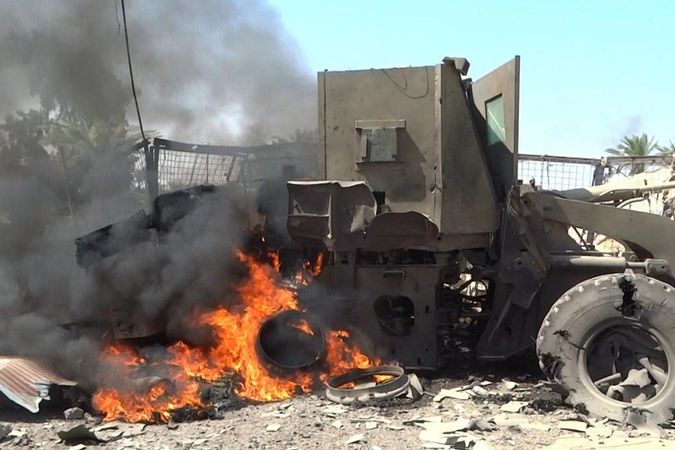 Fotografie zničeného iráckého vozidla u Fallúdži, kterou zveřejnili radikálové 