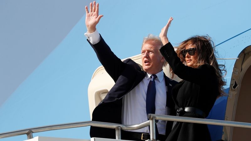 Donald a Melania Trumpovi před prezidentským speciálem Air Force One před odletem z Jižní Koreje do Číny