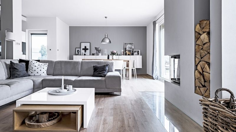 Jednoduchý čistý styl prozrazuje vášeň majitelů pro skandinávský design. V celém přízemí domu je podlahové topení, do patra zvolili topná tělesa, která pružněji reagují na potřebnou změnu teploty. 