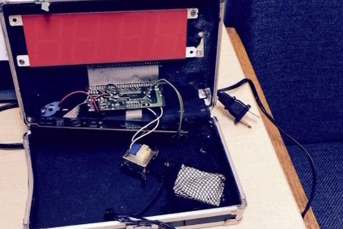 Čtrnáctiletý Ahmed Mohamed vyrobil hodiny, které ve škole považovali za bombu
