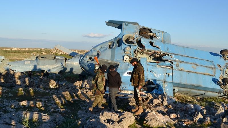 Bojovníci Fronty an-Nusra u zřícené helikoptéry