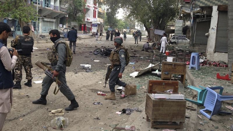 Členové afghánských bezpečnostních sil na místě sebevražedného útoku před Kábulskou bankou
