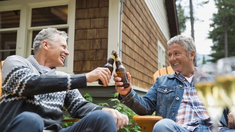 Po pětapadesátce muži mohou vypít dvojnásobné množství alkoholu a jejich zdraví to neohrozí. 