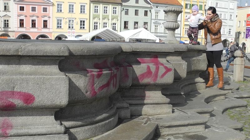 Sprejer poničil i Samsonovu kašnu na náměstí Přemysla Otakara II. v Českých Budějovicích.