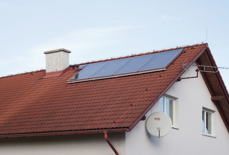 Solární kolektory jsou řešením, jak vyzrát na vysoké ceny energií a zachovat si příjemný standard v bydlení a ještě více ušetřit. 