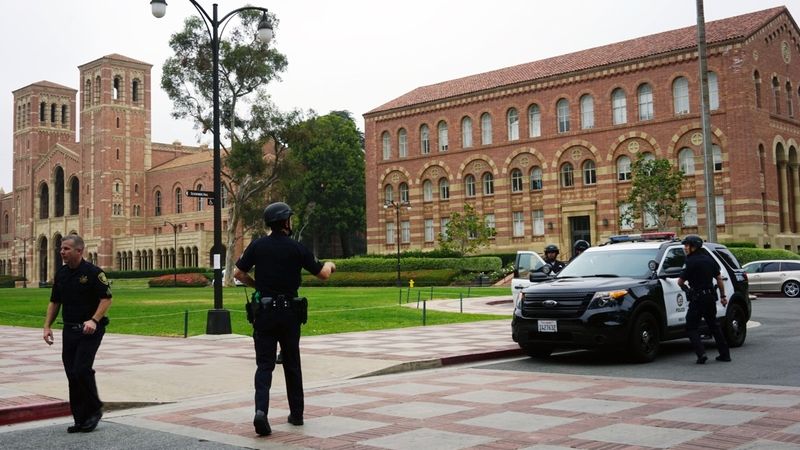 Policie před Kalifornskou univerzitou v Los Angeles