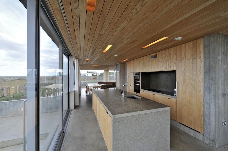 Architekti v interiéru využili tří hlavních materiálů - dřeva, betonu a skla.