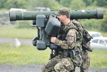 Český voják při střelbě s raketometem RBS-70