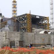 Detailní fotografie havarovaného čtvrtého bloku. Podobný výhled je dnes již nemožný, čtvrtý reaktor je už bezmála deset let schovaný pod novým krytem. Ten Rusové loni poškodili dronem.