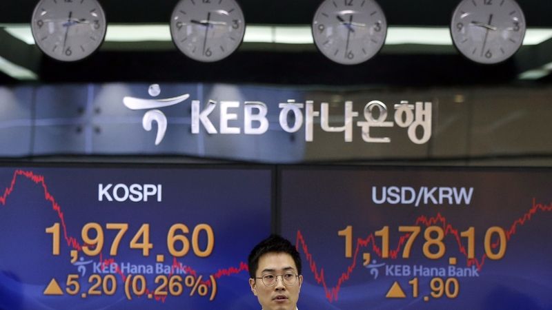 Růst jihokorejského indexu Kospi a oslabování wonu na v obchodní místnosti burzy v Soulu