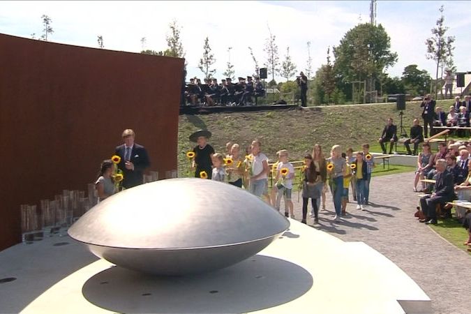 BEZ KOMENTÁŘE: V Nizozemsku odhalili památník obětem z boeingu sestřeleného nad Donbasem