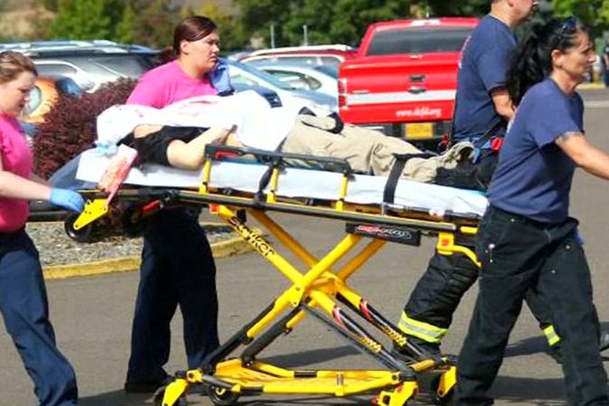 BEZ KOMENTÁŘE: Šestadvacetiletý útočník zabil ve škole v Oregonu devět lidí