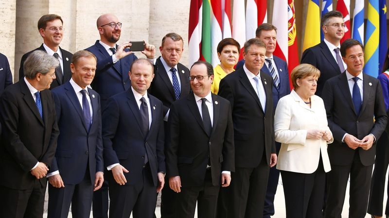 Fotografie zachycující část evropských lídrů, kteří v Římě podepsali deklaraci shrnující společnou vizi pro budoucnost EU 