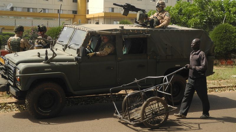 Čeští vojáci před velitelstvím v Bamaku, které stráží