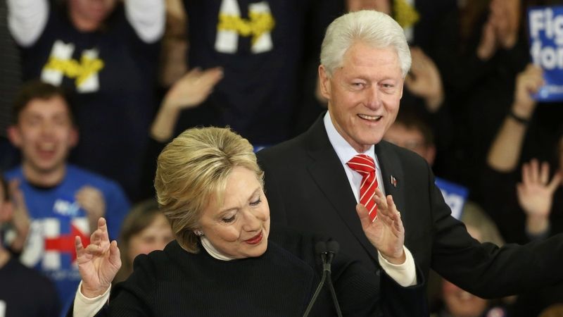 Demokratka Hillary Clintonová v doprovodu svého muže Billa 