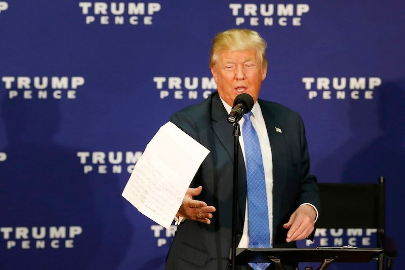 Donald Trump zahazuje papír s výsledky předvolebních průzkumů (říjen 2016).