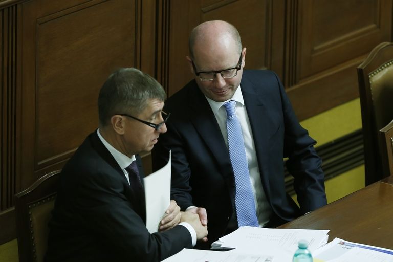 Premiér Bohuslav Sobotka a ministr financí Andrej Babiš na úterním jednání Sněmovny
