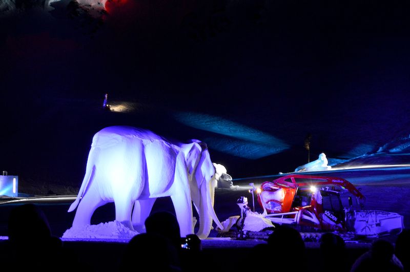 V představení figuroval i slon vysochaný ze sněhu.