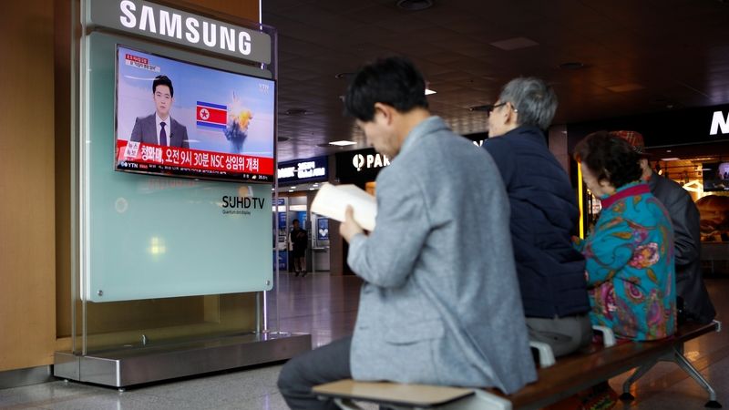 Lidé v jihokorejském Soulu sledují na nástěnných televizorech zpravodajství o dalším raketovém testu severního souseda.