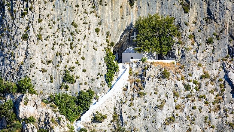 Pythagorova jeskyně s kapličkou na hoře Kerkis