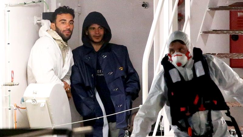 Kapitán lodi Muhammad Ali Málik (vlevo) a člen posádky Mahmúd Bichit v italské Catanii.