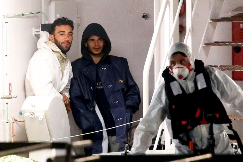 Kapitán lodi Muhammad Ali Málik (vlevo) a člen posádky Mahmúd Bichit v italské Catanii.