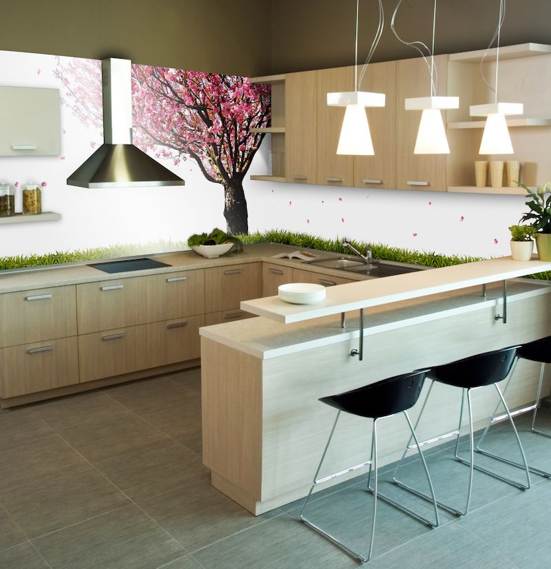 Růžovou barvu lze využít pro ústřední motiv místnosti. Zde je to rozkvetlý strom na celoskleněném panelu za kuchyňskou pracovní deskou.