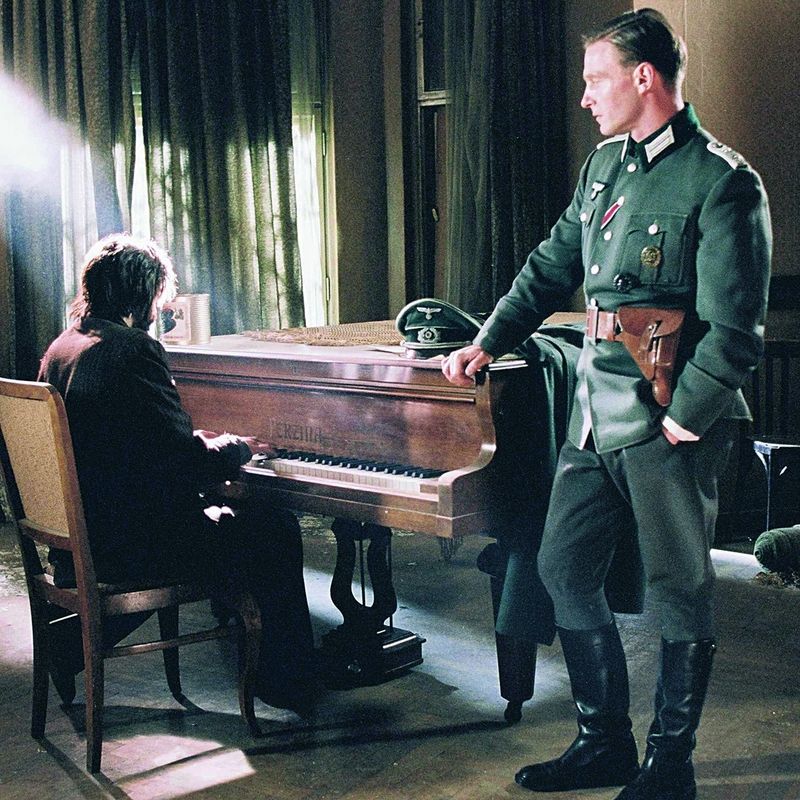 Jedna z emotivních scén z Polańského filmu Pianista, kdy představitel Szpilmana Adrien Brody hraje Chopina pro německého důstojníka Hosenfelda.