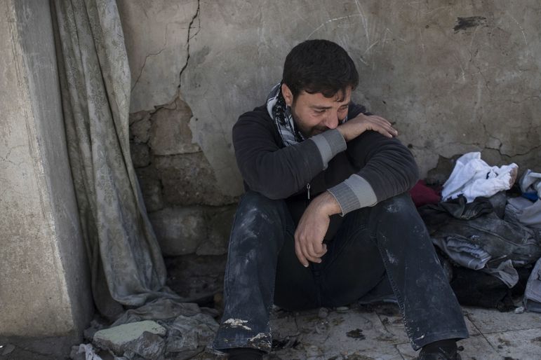 Obyvatel Mosulu Ahmad Pašar sedí v slzách u trosek domu, ve kterém zahynulo 23 členů jeho rodiny. 