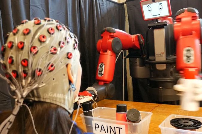 Robot dokáže číst signály z lidského mozku, aby napravil své chyby