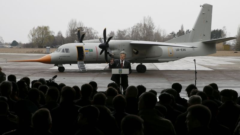 Ukrajinský prezident Petro Porošenko pronáší projev před strojem An-132. 