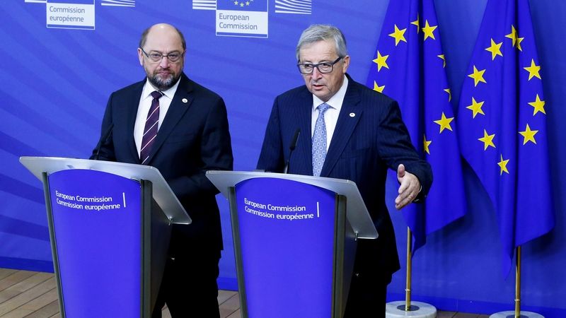 Předseda Evropského parlamentu Martin Schulz a předseda Evropské komise Jean-Claud Juncker na summitu Evropské unie v Bruselu 
