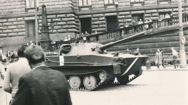 Tank vojsk Varšavské smlouvy před Národním muzeem v Praze v srpnu 1968