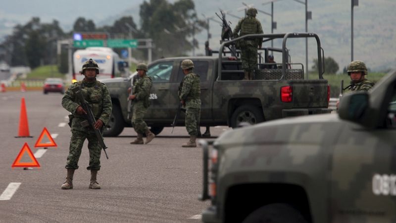 Bezpečnostní síly po Guzmánovi usilovně pátrají. Na snímku je kontrola na dálnici v Contepeku.